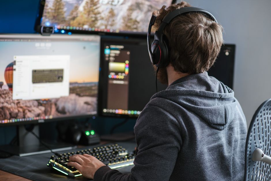 Programer radi na velikim monitorima