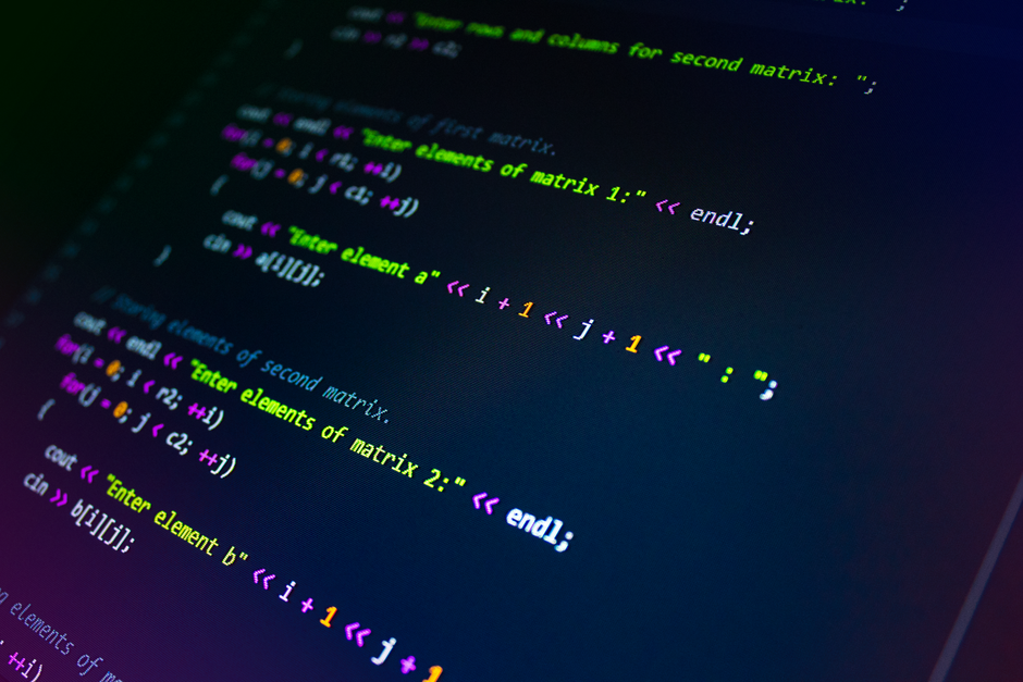 Prikaz programskog koda na monitoru u razvojnom timu Zorvexa Tech