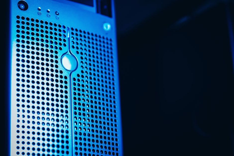 Moderan server rack s plavim osvjetljenjem u sigurnom data centru