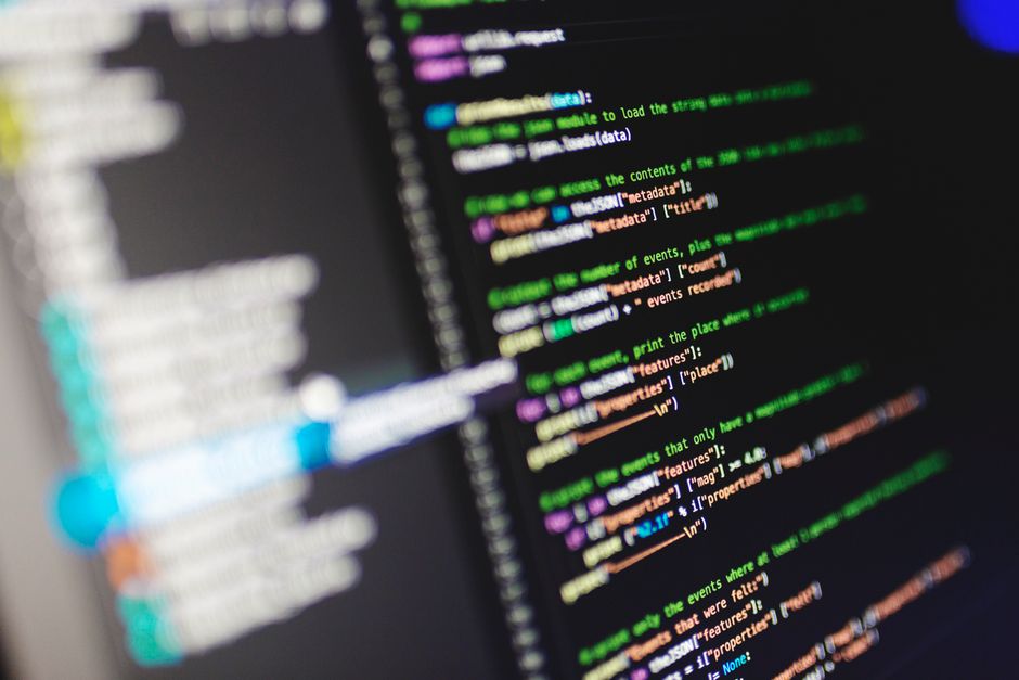 Kod na ekranu u razvojnom timu Zorvexa Tech